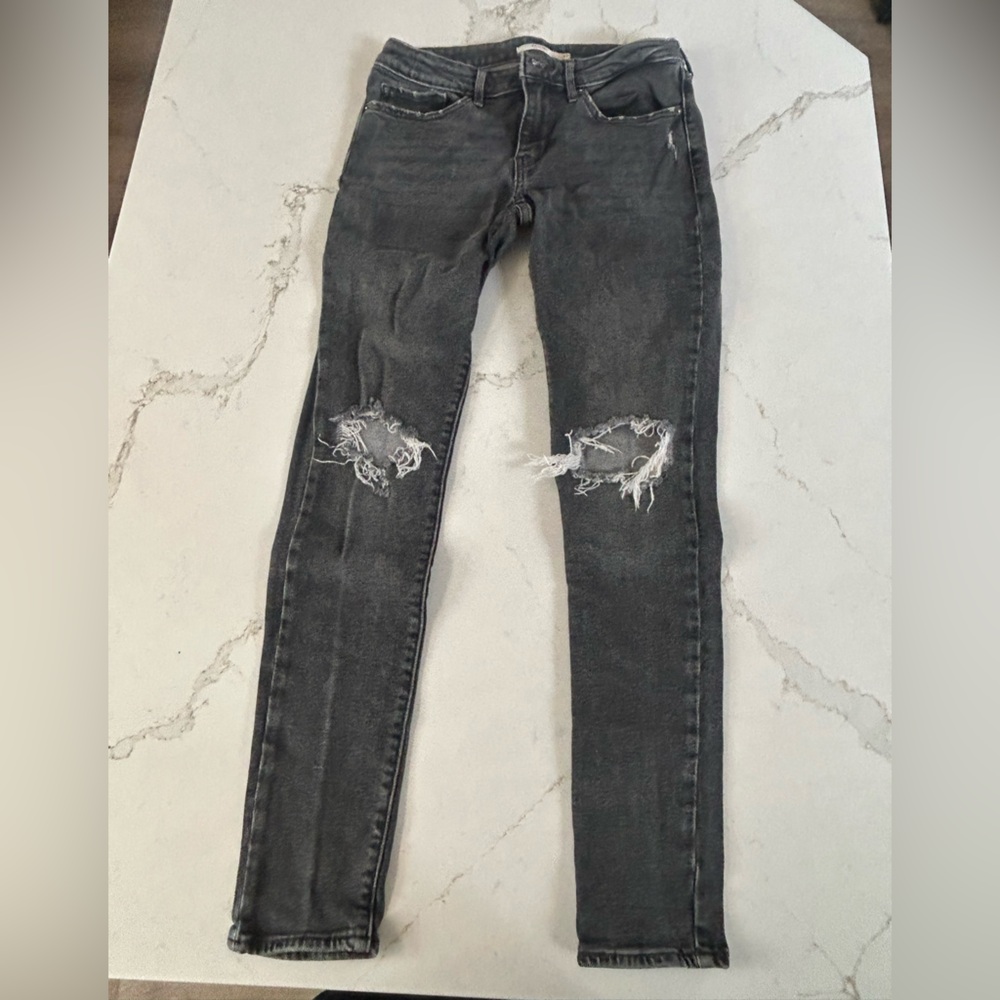 Levi’s 711 Skinny Jeans Black Distressed Knees Size 27